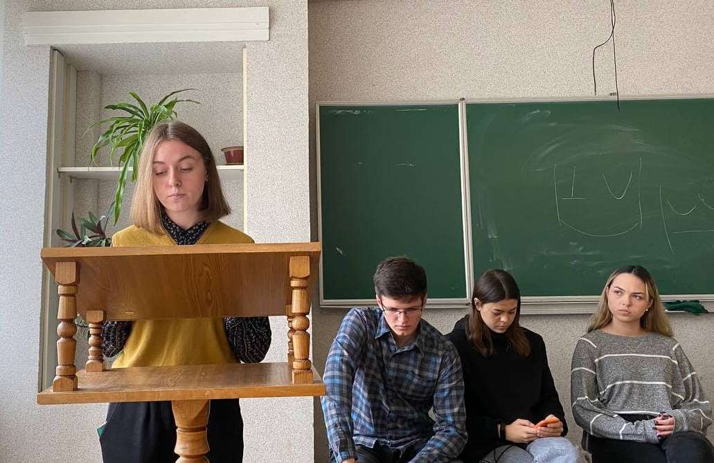 Студентка Юлія Іноземцева читає уривок зі своєї новели "Яма"